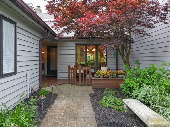 300 Overlook Brook Dr, Chagrin Falls, OH 44023