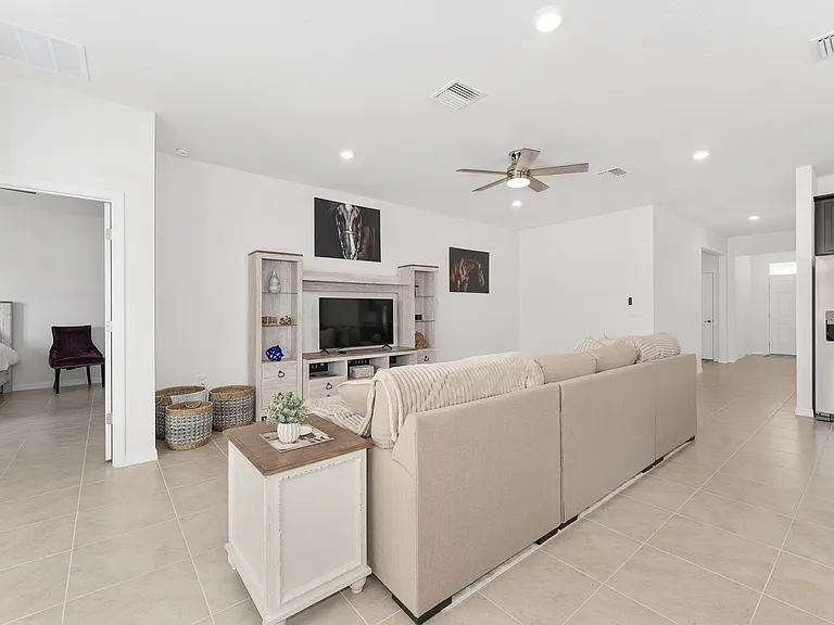 4086 NW 48th Ter — Photo 17