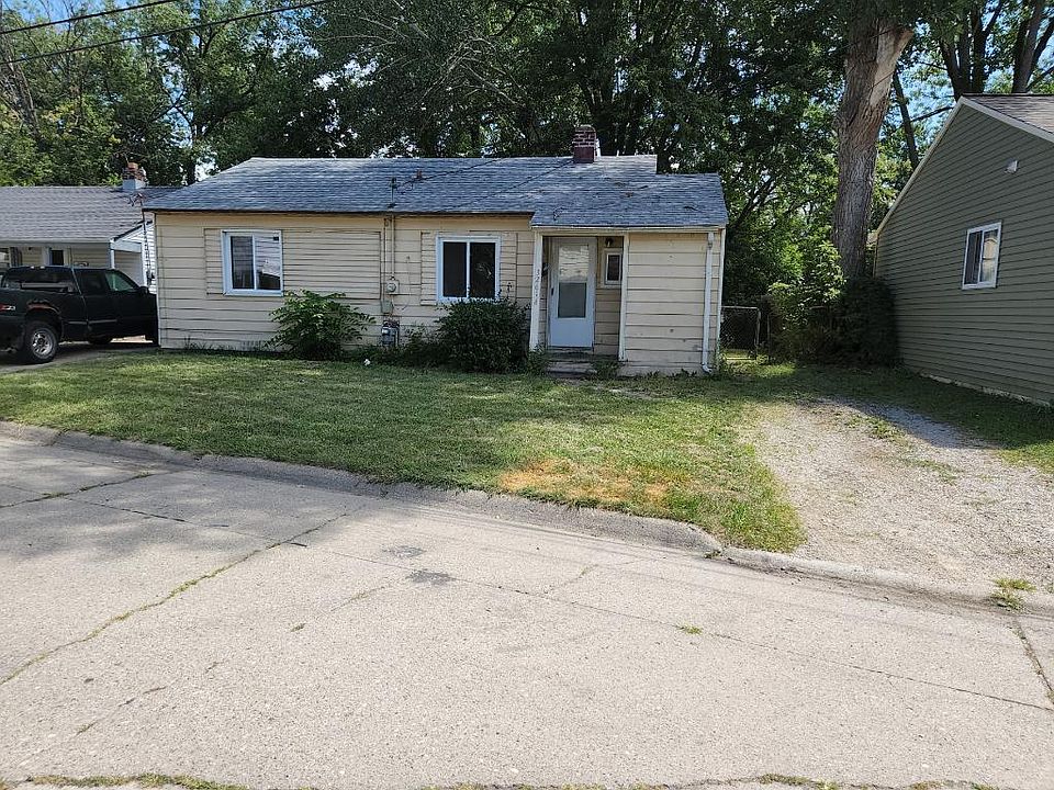 1st image of 32616 Montmorency St