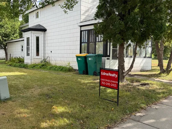 311 E 4th St, Crookston, MN 56716