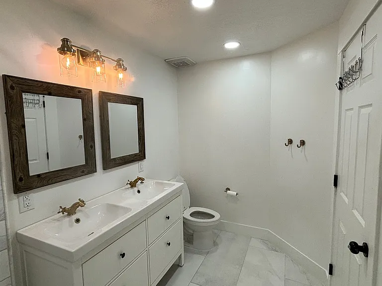 230 W 400 N — Photo 12