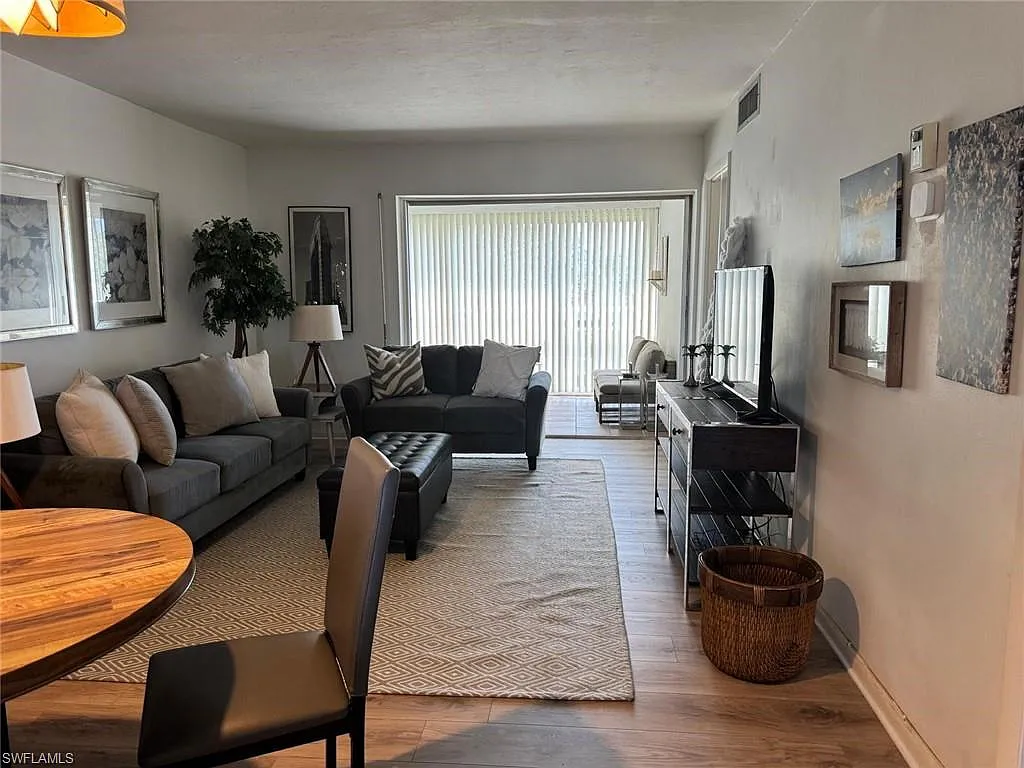 2 bed, 2.0 bath, 1000 sqft, $2,500 — Photo 3