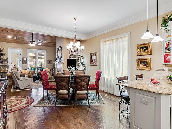 3rd image of 104 Emerald Sands Ln