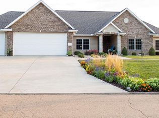 1817 Winged Foot Dr, Pekin, IL