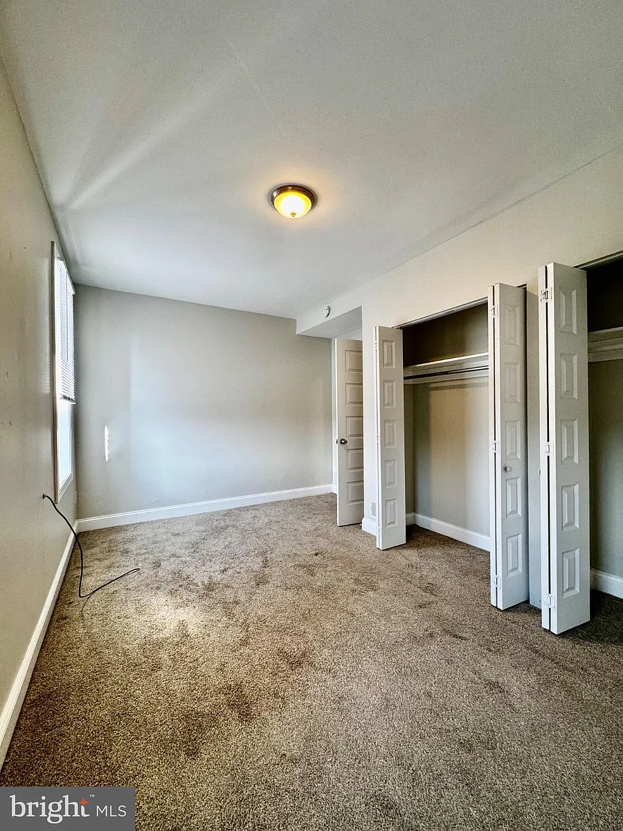 Building Photo - 139 E North Ave #3