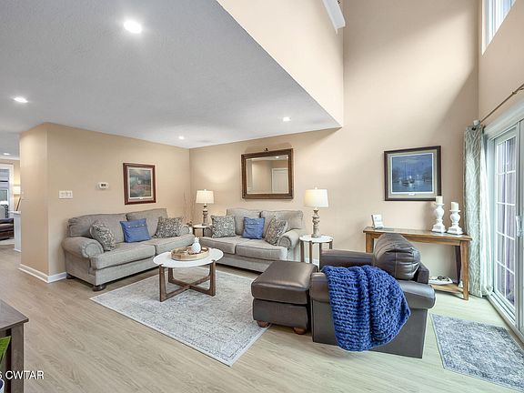 3rd image of 1104 N Pkwy #4