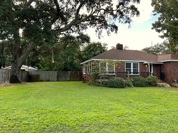 Double lot-Fenced In backyard
