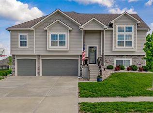 1005 SE Wood Ridge Ct, Blue Springs, MO 64014