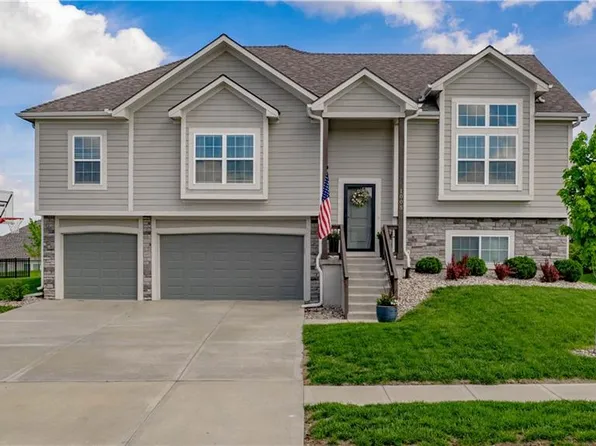 1005 SE Wood Ridge Ct, Blue Springs, MO 64014