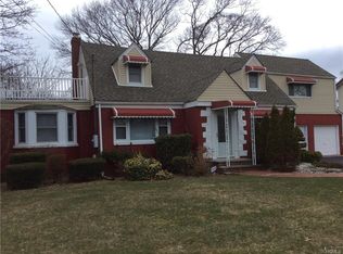 677 Clocks Blvd, Massapequa, NY 11758