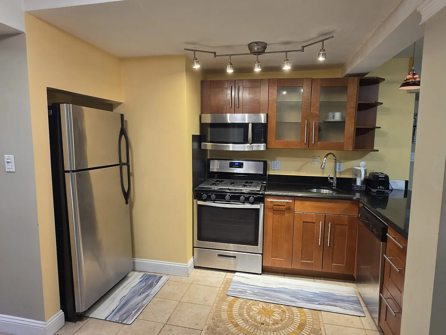 2 bed, 1.0 bath, 702 sqft, $3,000 — Photo 4