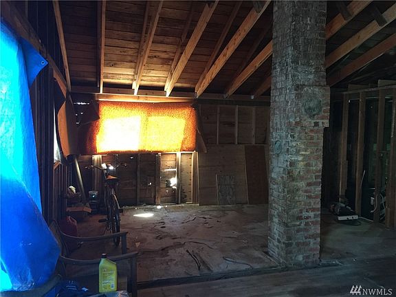 2nd image of 913 Merrill Pl W