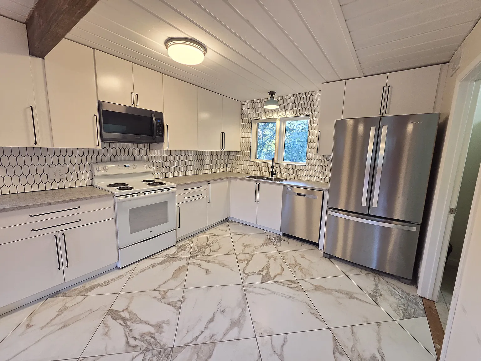 5 bed, 1400 sqft, $2,400 — Photo 4