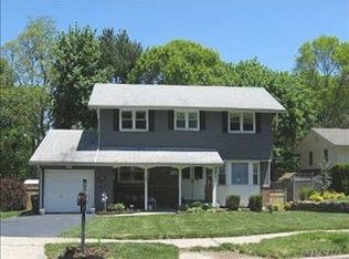 15 Swallow Ln, Hauppauge, NY 11788