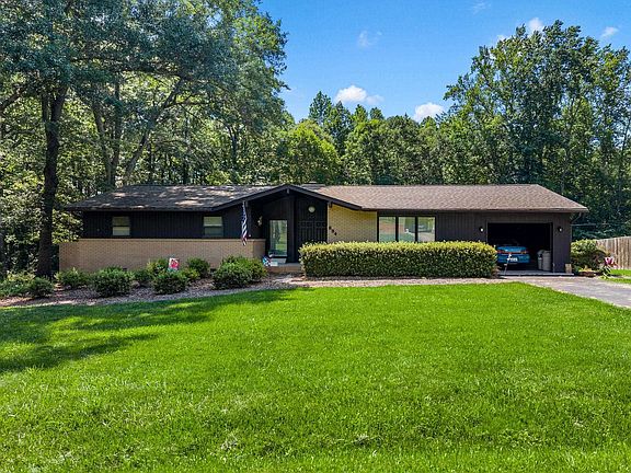 4th image of 884 Beverly Dr