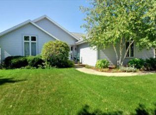 N28W26355 Crestview Dr, Pewaukee, WI 53072