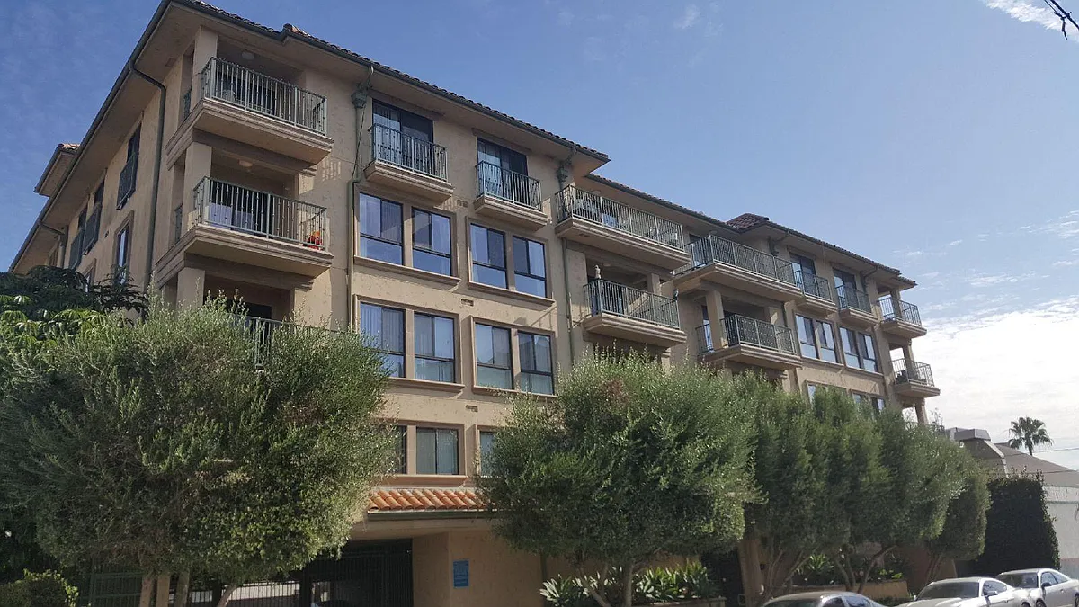 Photo 2 of 9 - Vinton Villas - Culver City, CA Building Photo - Vinton Villas