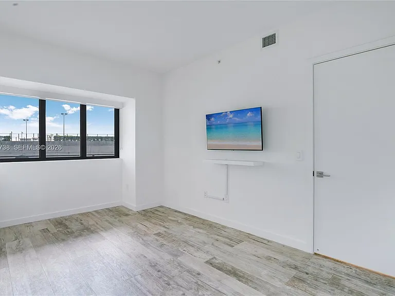 650 NE 32nd St #802 — Photo 15