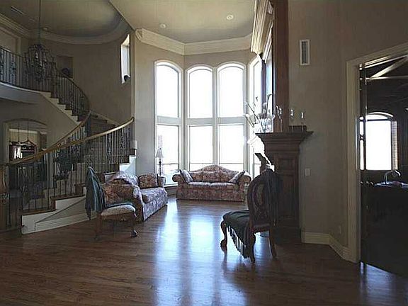 4th image of 301 Florence Dr