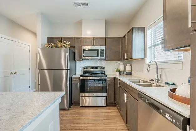 Outlook Hamilton - 55+ Active Adult Apartment Homes — Photo 16