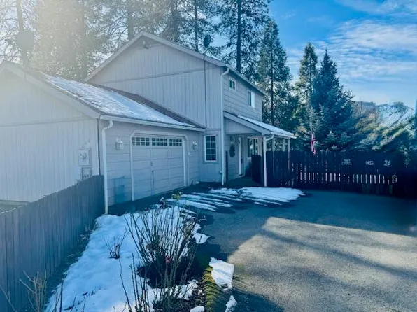 202 S Junction Ave, Cave Junction, OR 97523