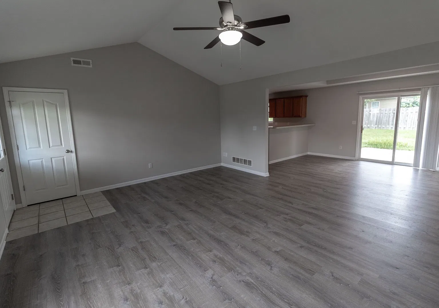 Beautiful 3 bedroom home with fenced yard — Photo 4