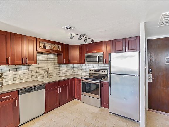 4th image of 2016 Main St APT 1203