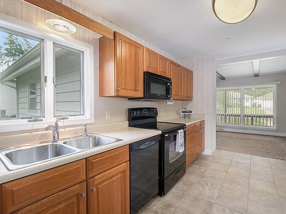 3rd image of 219 Katherine St