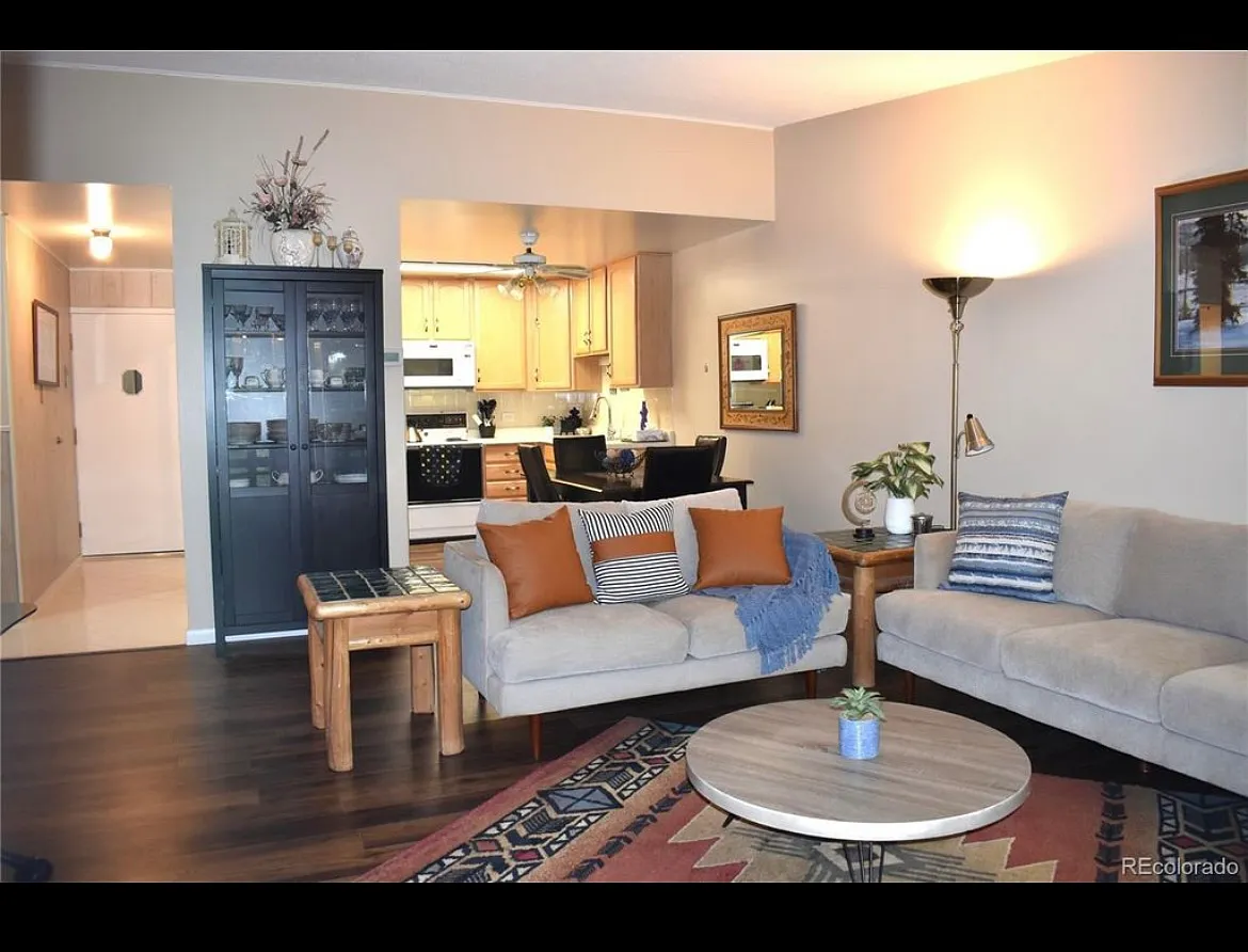 2 bed, 945 sqft, $1,700 — Photo 3