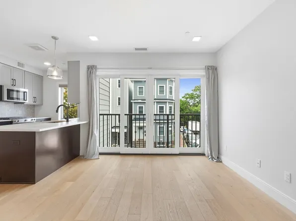 287 Maverick St #U202, Boston, MA 02128