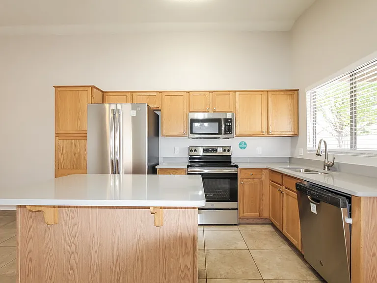 8740 W Loma Ln — Photo 6