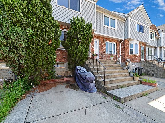 2nd image of 19 Westport Ln