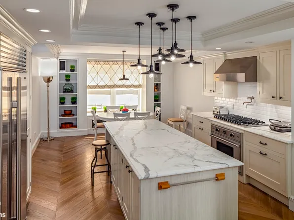 995 5th Avenue image 3 of 4
