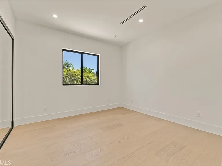 8065 Lloyd Ave — Photo 18