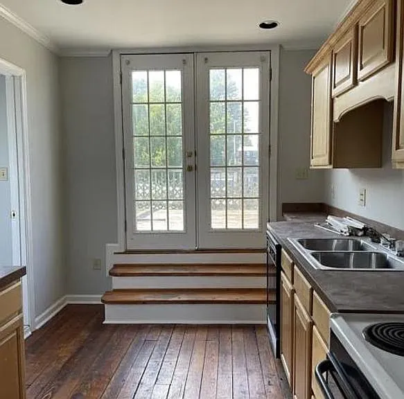 110 E Main St — Photo 3