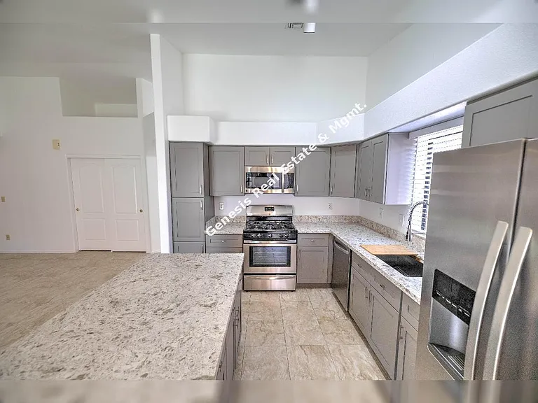 10019 N Roxbury Dr — Photo 23