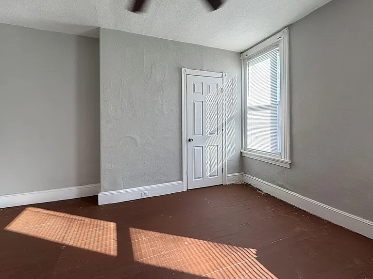 3929 Alfred St — Photo 6
