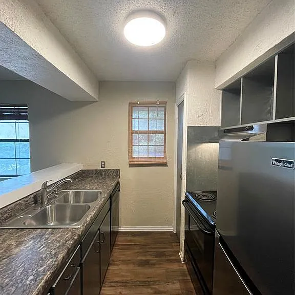 516 S Park Dr #201 — Photo 3