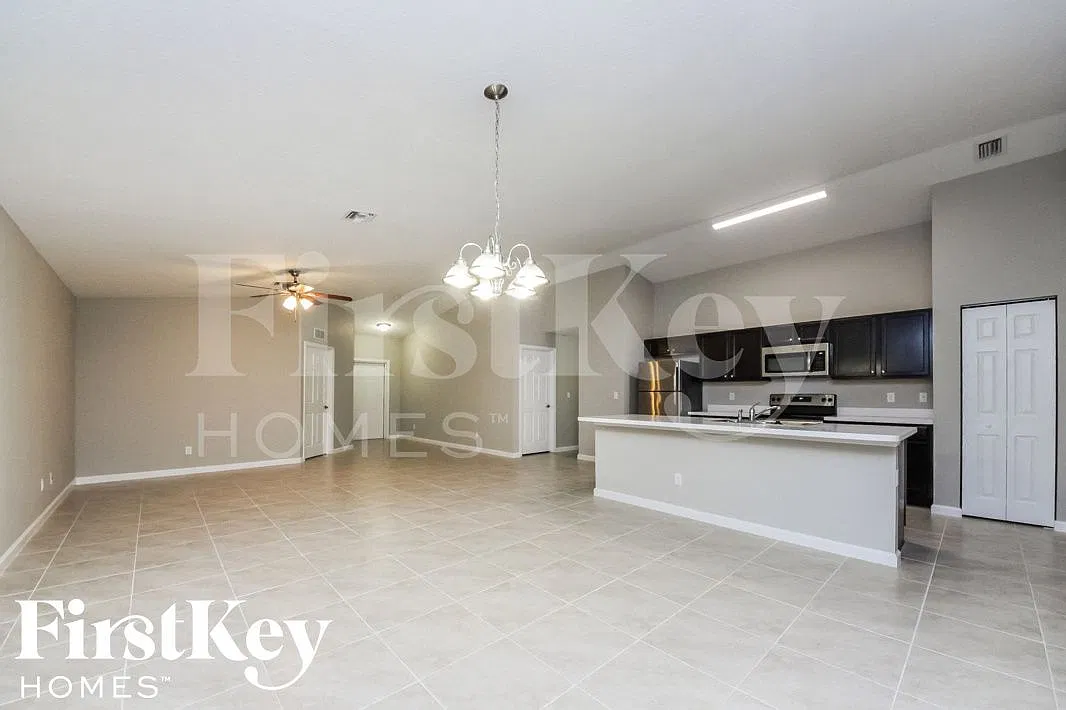 4 bed, 2.0 bath, 1833 sqft, $2,710 — Photo 4