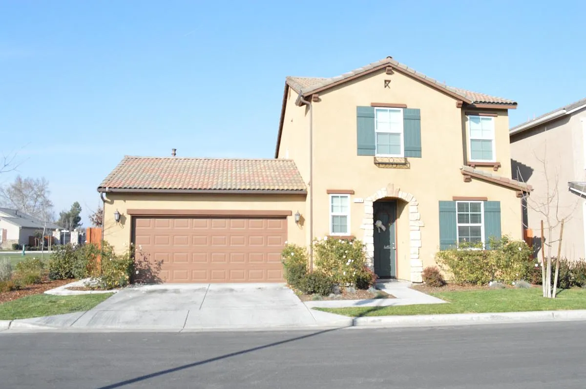 4 bed, 2.5 bath, 1575 sqft, $2,400 — Photo 1