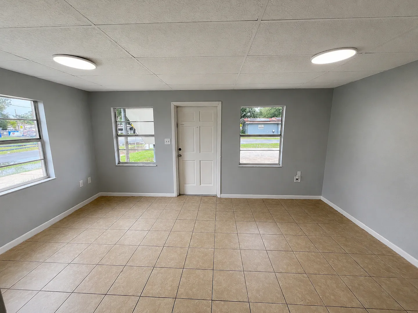 Spacious Remodeled 1BR/1BA Apartment with Beautiful New LVT Flooring — Photo 3
