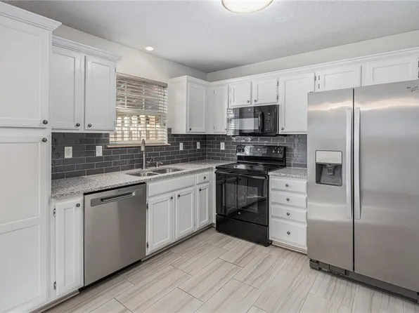 1324 SE Norwood Dr, Lees Summit, MO 64081