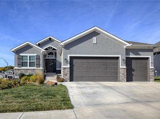 5758 Russet Rd, Parkville, MO 64152