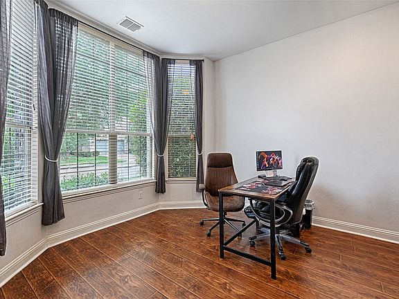 5th image of 812 Lake Meadow Ln