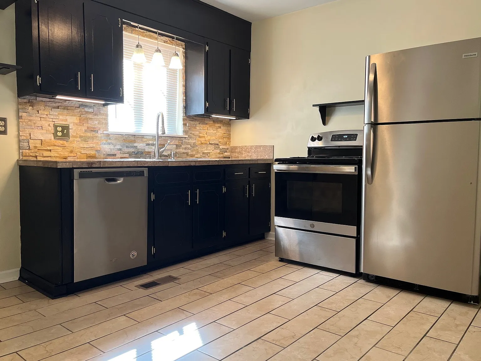 2 bed, 900 sqft, $1,150 — Photo 2