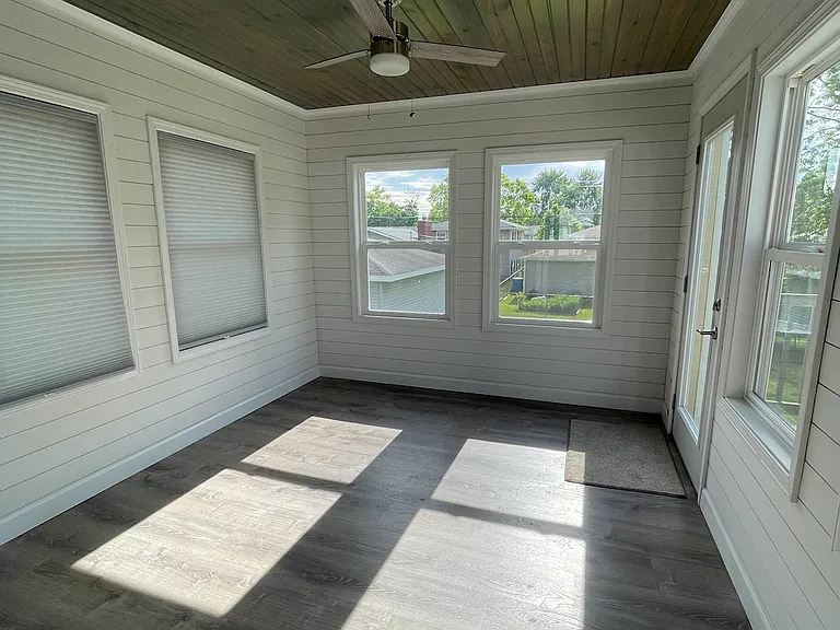 938 Jackson Pl — Photo 2