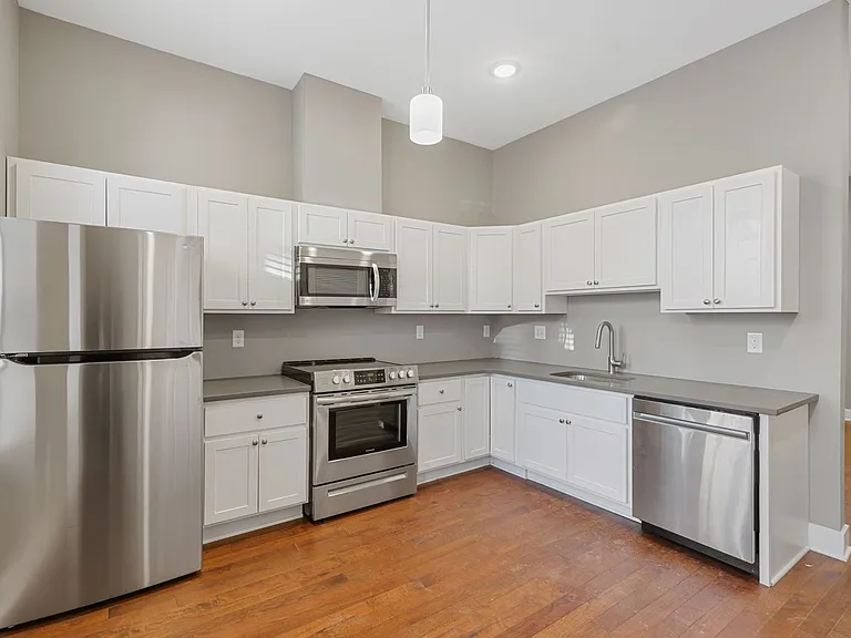 170 W Washington St — Photo 26