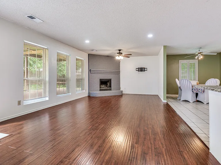528 Lester St — Photo 3