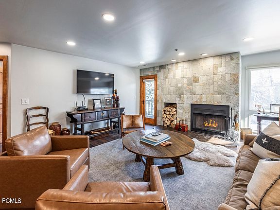 3rd image of 1375 Woodside Ave #106