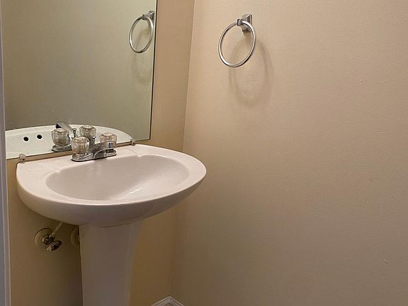 3rd image of 226 Garnet Dr